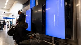 Un écran Windows à l'arrêt à l'aéroport de Los Angeles