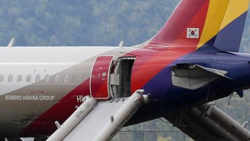 Un Airbus A320 de la compagnie sud-coréenne Asiana Airlines avec sa passerelle d'évacuation déployée après son atterrissage mouvementé sur le tarmac de l'aéroport d'Hiroshima à Mihara, dans l'ouest du Japon le 15 avril 2015