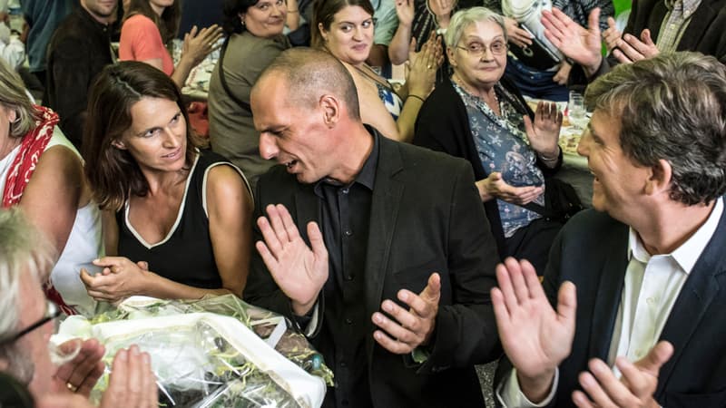 L'ex-ministre grec des Finances Yanis Varoufakis, flanqué d'Arnaud Montebourg et de sa compagne (enceinte) Aurélie Fillippetti dimanche 23 août à la Fête de la Rose de Frangy-en-Bresse.