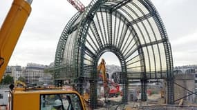 Vue sur la destruction de la pergola porte Pont-Neuf