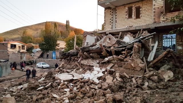 Les débris d'un bâtiment dans le village de Varnakesh, au nord-ouest de l'Iran, après un séisme de magnitude 5.9 le 8 novembre 2019