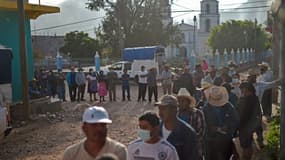Des personnes font la queue devant un bureau de vote, le 6 juin 2021 à Atzacoaloya, au Mexique. (photo d'illustration)