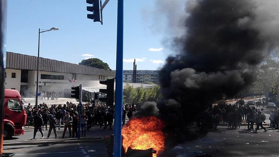 Des poubelles ont été incendiées devant le lycée Mermoz.