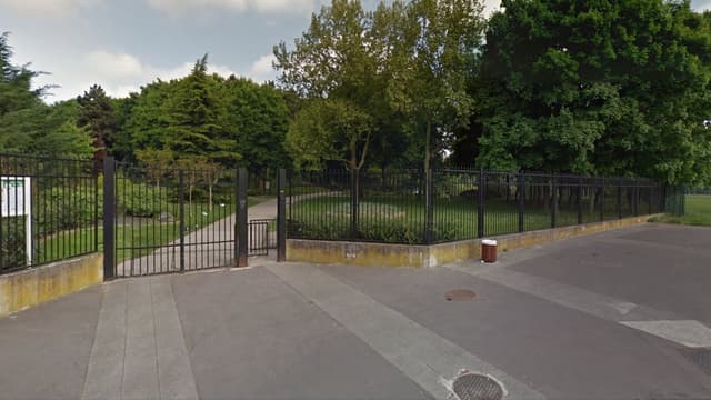 L'homme et le petit garçon se trouvaient dans la grotte du parc Jacques-Duclos de la ville, où les enfants du coin se retrouvent pour jouer.