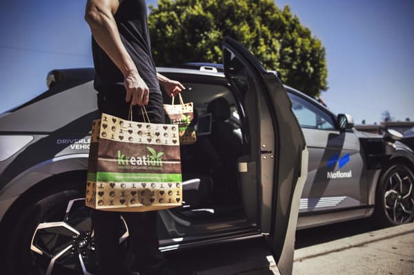 Un véhicule autonome utilisé par Uber Eats lors de l'expérimentation de Los Angeles