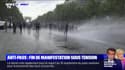 Anti-pass sanitaire: les forces de l'ordre tentent de disperser des manifestants des Champs-Élysées à l'aide de canons à eau