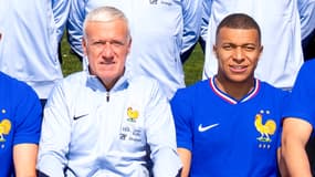 Le sélectionneur de l'équipe de France Didier Deschamps et le capitaine des Bleus Kylian Mbappé prennent la pose pour la photo officielle, 18 mars 2025