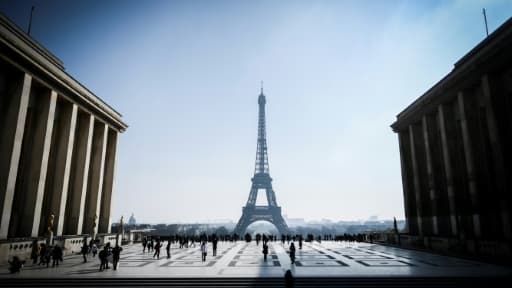 La tour Eiffel est restée fermée dimanche matin en raison de la neige et du froid, le monument parisien devant rouvrir en début d'après-midi, a indiqué sa société d'exploitation.