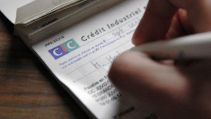 Le chèque arrive loin derrière la carte de crédit et le paiement en espèces