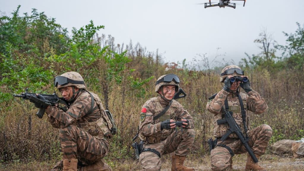 Des policiers armés participent à un exercice antiterroriste utilisant des drones à Guiyang, dans la province du Guizhou, en Chine, le 6 décembre 2024. (Photo par Costfoto/NurPhoto) (Photo par CFOTO / NurPhoto / NurPhoto via AFP)