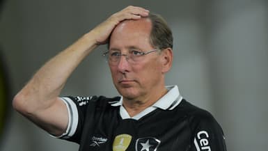 John Textor dépité en marge d'un match de Botafogo, le 26 juillet 2025