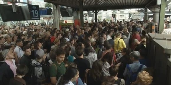 Exaspération des voyageurs Gare de Lyon, à Paris, dimanche. Exaspération des voyageurs Gare de Lyon, à Paris, dimanche.