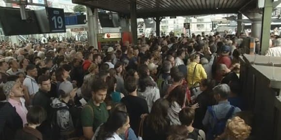 Exaspération des voyageurs Gare de Lyon, à Paris, dimanche.