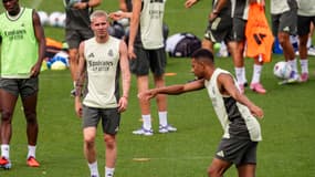 Franco Mastantuono en train de regarder Kylian Mbappé pendant un entraînement du Real Madrid, le 18 août 2025