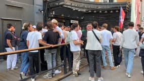 Des participants réunis devant une discothèque du 1er arrondissement de Lyon pour un rassemblement des jeunes de Génération Aulas le mercredi 11 juin