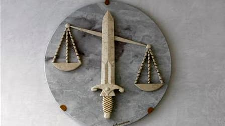 Deux policiers ont été condamnés à des peines de quatre mois de prison avec sursis pour des violences volontaires sur un homme qu'ils avaient arrêté à Montfermeil (Seine-Saint-Denis) en 2008. Les condamnations ne seront pas inscrites dans leur casier judi