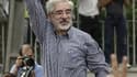 L'ancien Premier ministre iranien Mir Hossein Moussavi (ici lors d'une manifestation à Téhéran) et Medhi Karoubi, chefs de file de l'opposition réformatrice en Iran, ont été arrêtés, selon le site Kaleme de Moussavi. /Photo prise le 15 juin 2009/REUTERS/J