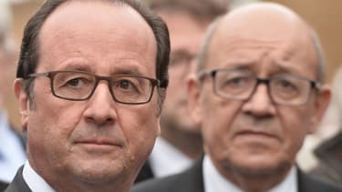 François Hollande, en compagnie du ministre de la Défense Jean-Yves Le Drian.