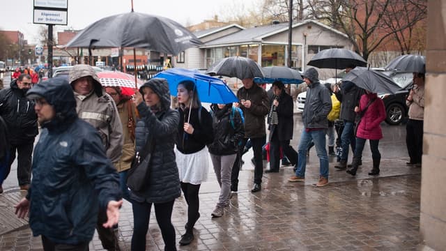 Des files d'attente interminables se sont formées à Montréal.