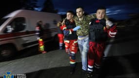 Cette photo prise et publiée par le Service de sécurité de l'Ukraine le 22 septembre 2022 montre du personnel médical assistant un prisonnier de guerre ukrainien après un échange massif de prisonniers dans la région de Tchernigiv.