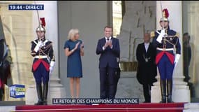 Les Bleus accueillis à l'Elysée par le Président Macron !