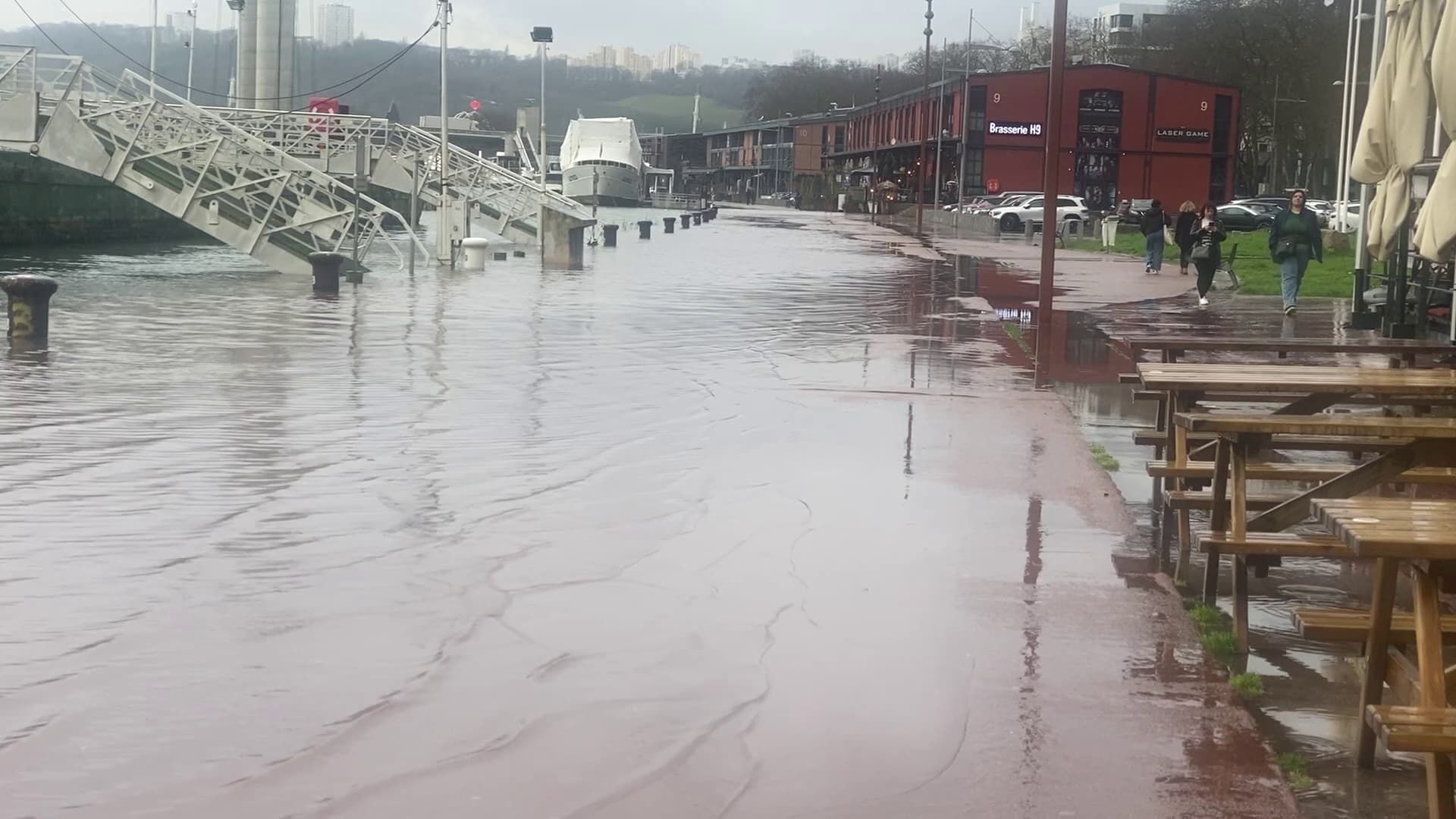 Les quais de la rive droite de Rouen face à la crue de la Seine ce dimanche 11 février.