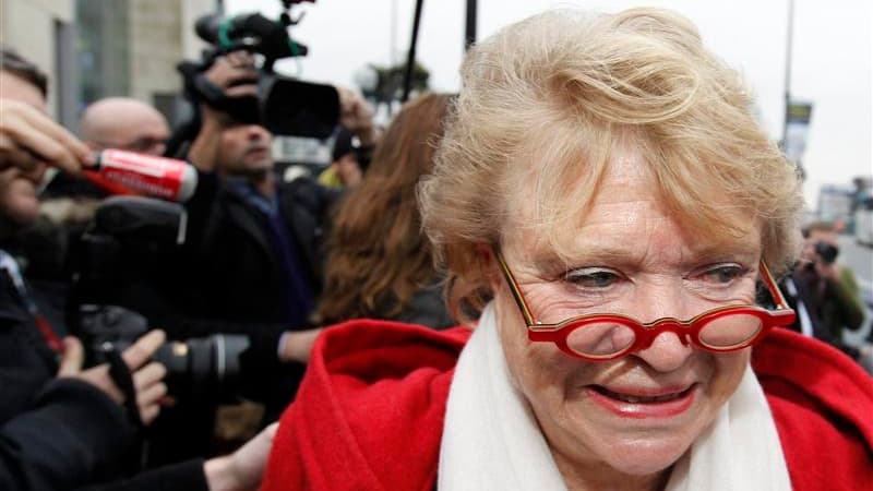 Eva Joly en visite à Nantes, jeudi. Les écologistes vont désormais protéger leur candidate à la présidentielle contre ceux qui veulent en faire un "punching-ball du débat politique" en misant sur l'inexpérience politique de l'ancienne magistrate, a déclar