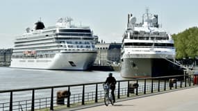 Cette photo prise le 25 avril 2016 montre le paquebot de croisière norvégien Viking (à gauche) et le paquebot de croisière de la compagnie française Ponant L'Austral (à droite) amarrés au quai Louis XVIII à Bordeaux. 