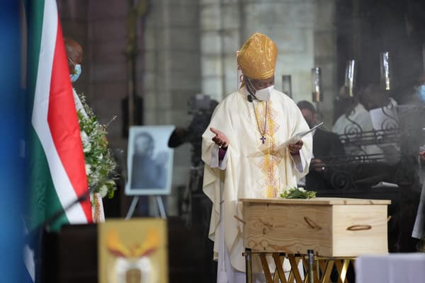 L'archevêque du Cap lors d'un rite religieux en hommage à Desmond Tutu pour ses obsèques au Cap en Afrique du Sud, le 1er janvier 2022