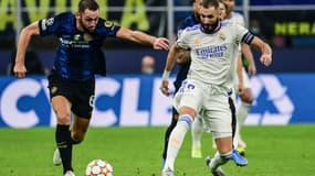Le Néerlandais Stefan de Vrij à la lutte avec le Français Karim Benzema lors du match aller de Ligue des champions entre Inter Milan et Real Madrid le 15 septembre 2021 au stade San Siro de Milan