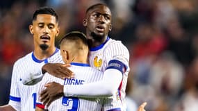 Lucas Digne félicité par Ibrahima Konaté pendant Italie-France en Ligue des nations, le 17 novembre 2024