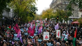 Les manifestants, y compris la coalition de gauche Nupes - Mathilde Panot (C), députée LFI, participent à une manifestation pour exiger un cessez-le-feu immédiat à Gaza sur la Place de la République à Paris, le 11 novembre 2023