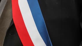 Un maire portant l'écharpe tricolore (image d'illustration)