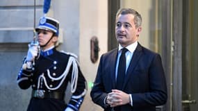Le ministre de l'Intérieur Gérald Darmanin  attend pour accueillir ses collègues du gouvernement, le 4 janvier 2023 devant son ministère pour le traditionnel petit déjeuner de la nouvelle année