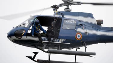 Deux hélicoptères de la gendarmerie nationale ont été dépéchés pour retrouver les éventuels survivants du crash (Photo d'illustration).
