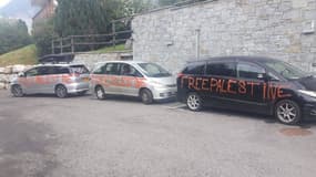 Une photo des voitures taguées à Châtel, mercredi 20 août 2025.