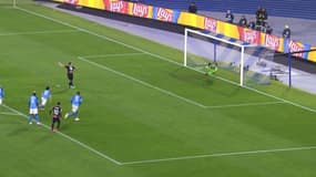 Olivier Giroud face à Alex Meret, à Naples le 18 avril 2023