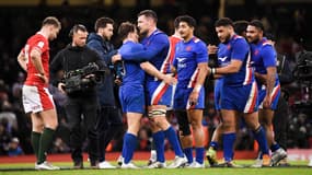 Antoine Dupont avec François Cros lors de Galles-France, à Cardiff le 11 mars 2022