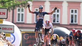 Paul Seixas célèbre sa victoire lors de la 4e étape du Tour de Pologne, le 7 août 2025