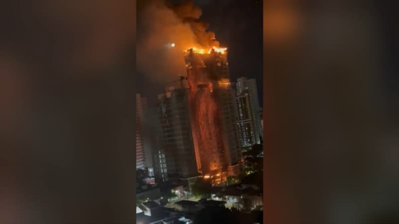 Brésil: un gratte-ciel en construction prend feu dans la ville de Recife