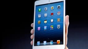 Apple présente ce mardi la dernière déclinaison de sa tablette iPad, plus petite, moins chère et censée se faire une place au soleil dans un segment du marché dominé par Amazon.com et Google. /Photo prise le 23 octobre 2012/REUTERS/Robert Galbraith