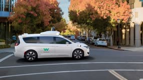 En 2018, Waymo, la filiale de Google,  expérimentera aux États-Unis un service commercial de taxis autonomes en ville, près de Phoenix dans l'Arizona.