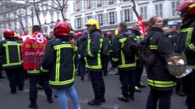 Des pompiers lors de la manifestation contre la réforme des retraites à Paris le 19 janvier 2023 