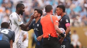 Gustavo Cabral (à droite) s'accroche avec Antonio Rüdiger lors du match Real Madrid-Pachuca (3-1, Coupe du monde des clubs), le 22 juin 2025