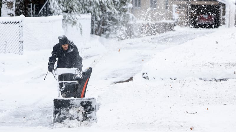 Un homme dégage de la neige dans l'Iowa, le 9 janvier 2023