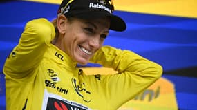 Pauline Ferrand-Prévot enfile le maillot jaune du Tour de France féminin, 3 août 2025