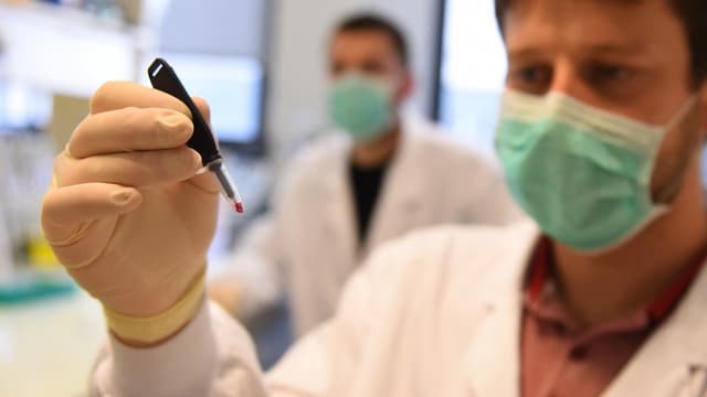 Une petite pipette permettant de prélever de la salive sous la langue des enfants permet de détecter avec la même efficacité le virus.
