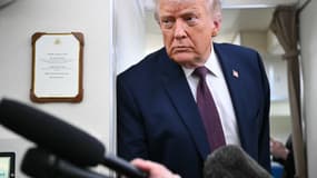 Le président américain Donald Trump s'adresse aux journalistes à bord d'Air Force One, alors qu'il quitte Shannon, en Irlande, pour se rendre à la base militaire d'Andrews, dans le Maryland, le 22 janvier 2026.