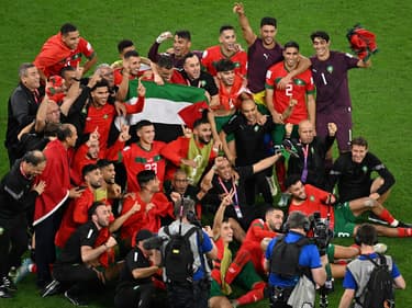 Les joueurs du Maroc avec un drapeau Palestine après le match contre l'Espagne au Mondial 2022