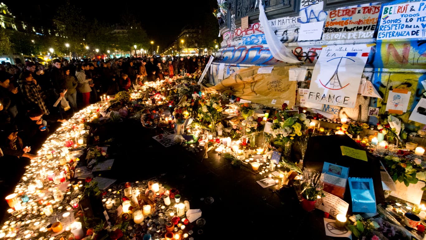 Hommage aux victimes des attentats du 13-Novembre à Paris, le 15 novembre 2015. Hommage aux victimes des attentats du 13-Novembre à Paris, le 15 novembre 2015.